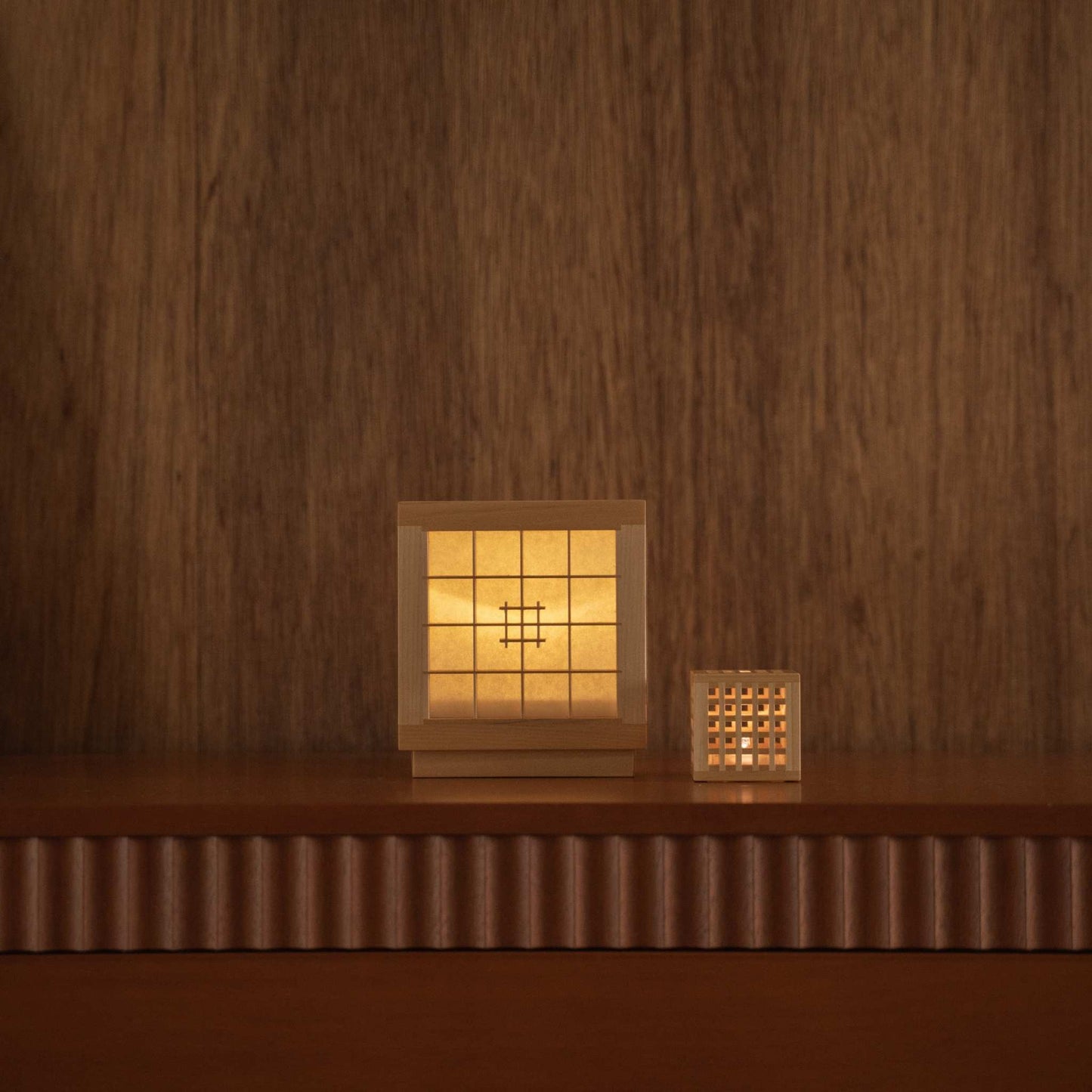 "Lampe de table japonaise sans fil « Honoka » et « Hotaru » servant de lampes d'appoint cosy sur une console de style mid-century modern."