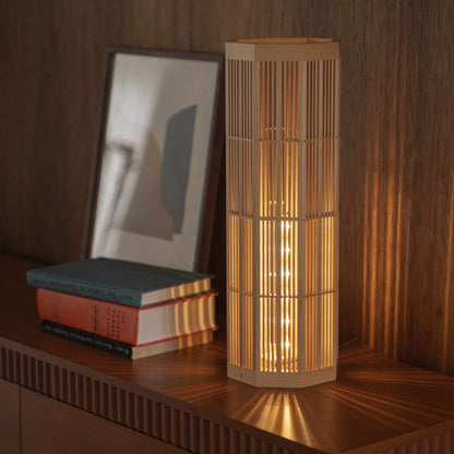 "Lampadaire japonais en bois « SAN » grand modèle éclairant une console mid-century modern comme une belle lampe d'ambiance."