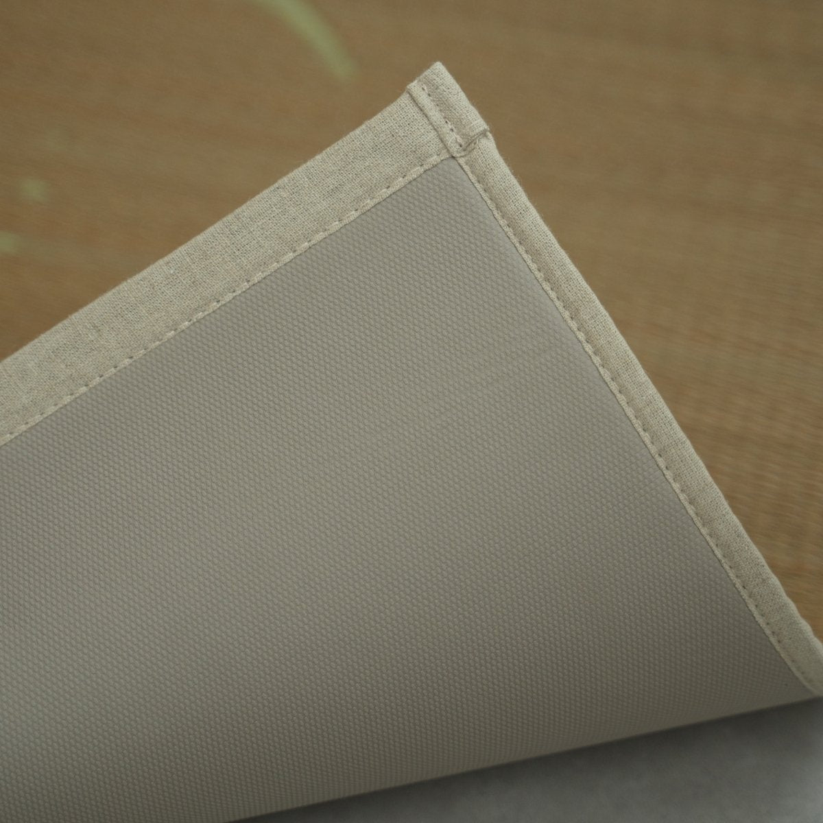 Japanische Tatami-Yogamatte "Mond" Beige mit umgeklappter Ecke, um saubere Kanten und rutschfeste TPE-Rückseite zu zeigen.
