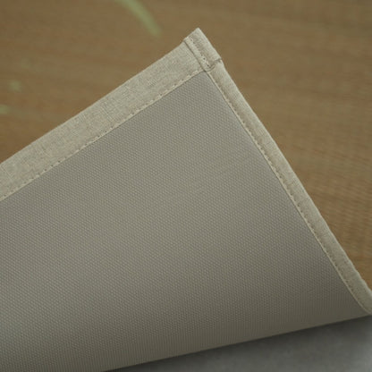 Japanische Tatami-Yogamatte "Mond" Beige mit umgeklappter Ecke, um saubere Kanten und rutschfeste TPE-Rückseite zu zeigen.
