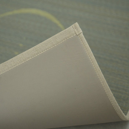 "Graue japanische Tatami-Yogamatte „Mond“, an der Ecke leicht angehoben, wodurch die sauberen Kanten und die rutschfeste TPE-Rückseite für sicheres Training sichtbar werden."
