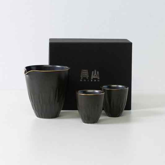 Floral carved sake set, black porcelain - Japanese sake set and a black gift box, ideal for a Japanese gift