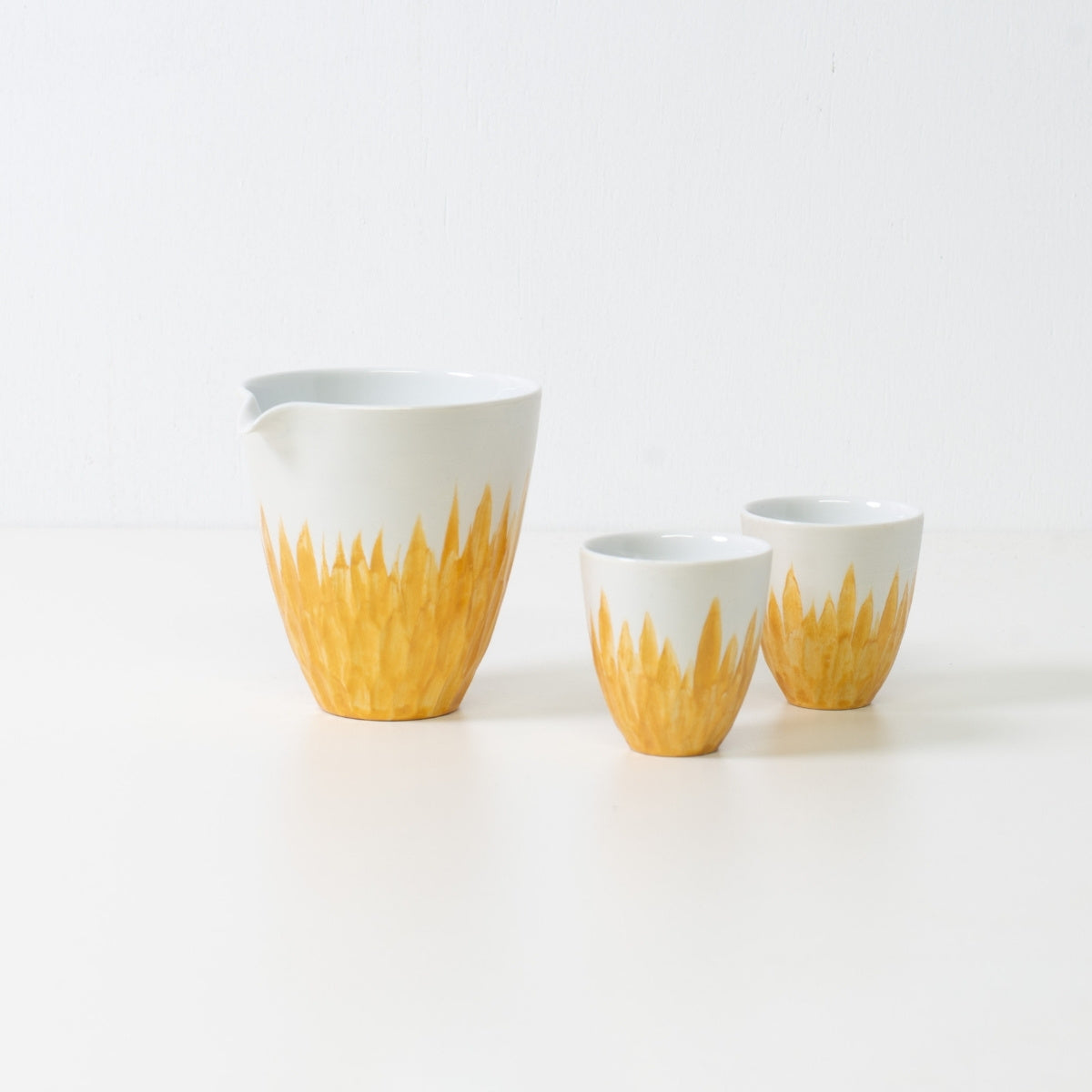 Gold floral sake set, white porcelain - Traditional wabi-sabi Japanese sake set with carafe and cups