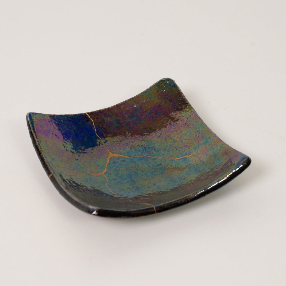 Side profile of kintsugi pottery plate 03, handcrafted wabi sabi pottery for mindful living and thoughtful gifting.