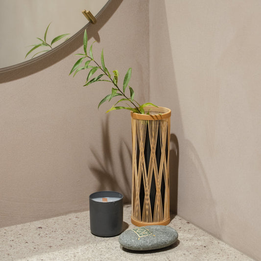 Japanse bamboe bloemenvaas "Verstrengelde Tak" in bruin, gestyled in een interieur, interieurscène.