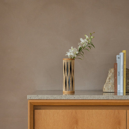 Japanse bamboe bloemenvaas "Verstrengelde Tak" in bruin, gestyled in een interieur, interieurscène.
