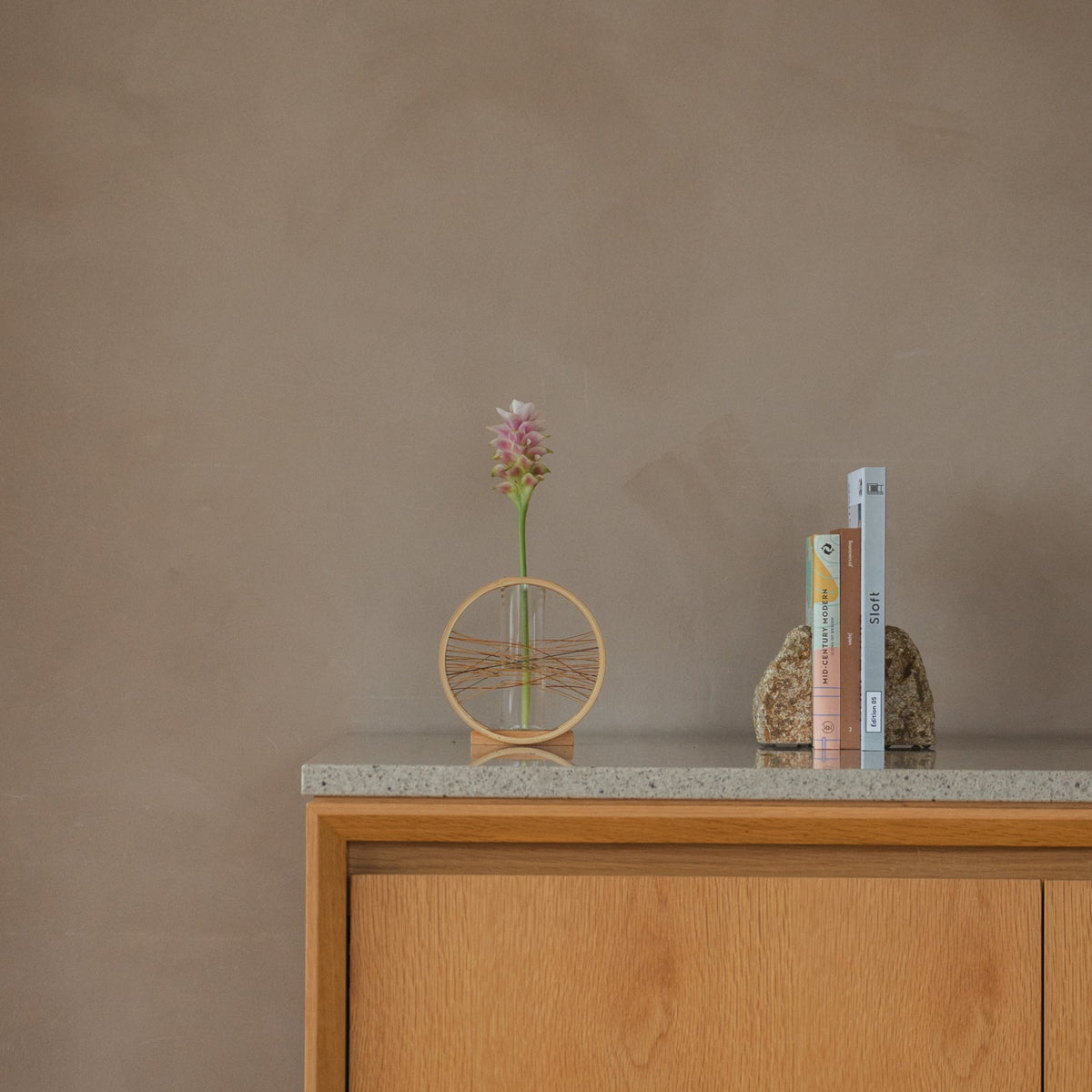 Japanse bamboe bloemenvaas "Flowing Wind" in bruin, gestyled op een sidetable, console-scène.