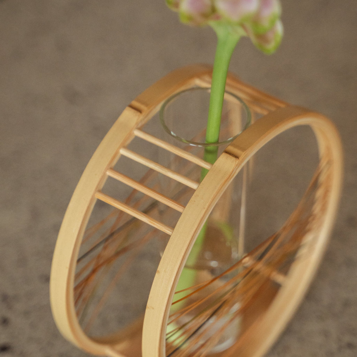 Japanse bamboe bloemenvaas "Flowing Wind" in bruin, gestyled in een sfeervolle kamer, lifestyle-detailopname.