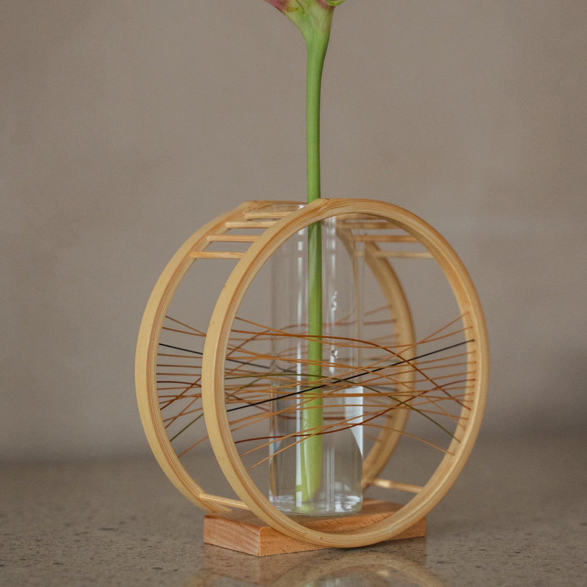 Japanse bamboe bloemenvaas "Flowing Wind" in bruin, gestyled in een sfeervolle kamer, lifestyle-detailopname.