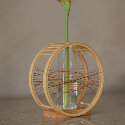 Japanse bamboe bloemenvaas "Flowing Wind" in bruin, gestyled in een sfeervolle kamer, lifestyle-detailopname.