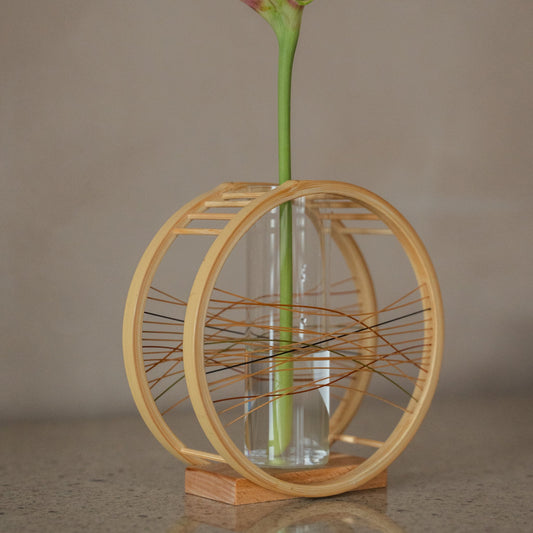 Japanse bamboe bloemenvaas "Flowing Wind" in bruin, gestyled in een sfeervolle kamer, lifestyle-detailopname.