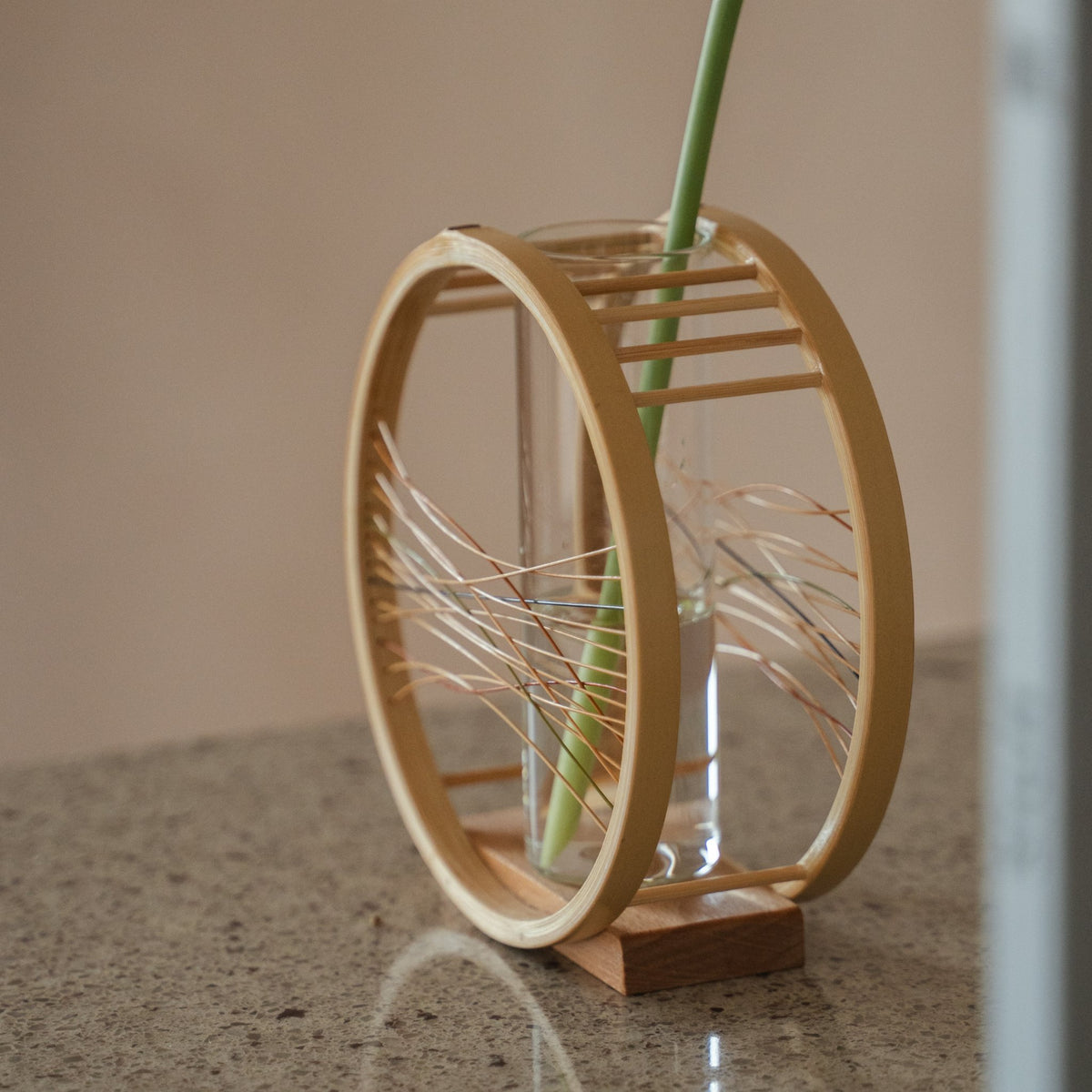 Japanse bamboe bloemenvaas "Flowing Wind" in bruin, gestyled in een sfeervolle kamer, lifestyle-detailopname.
