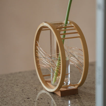 Japanse bamboe bloemenvaas "Flowing Wind" in bruin, gestyled in een sfeervolle kamer, lifestyle-detailopname.