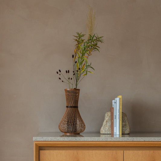 Japanse bamboe bloemenvaas "Fukuju" in bruin, geplaatst op een sidetable, console-scène.