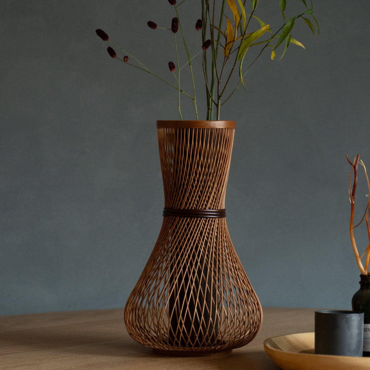 Japansk bambusblomstervase "Fukuju" i brun, placeret i en spisestue, set i en spisescene.