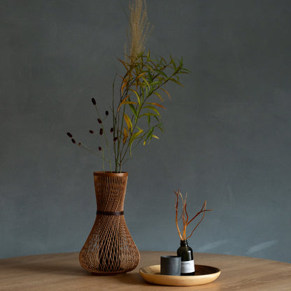 Japansk bambusblomstervase "Fukuju" i brun, placeret i en spisestue, set i en spisescene.