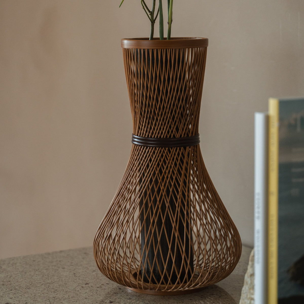 Japansk bambusblomstervase "Fukuju" i brun, placeret i et stylet rum, detaljeret livsstilsbillede.