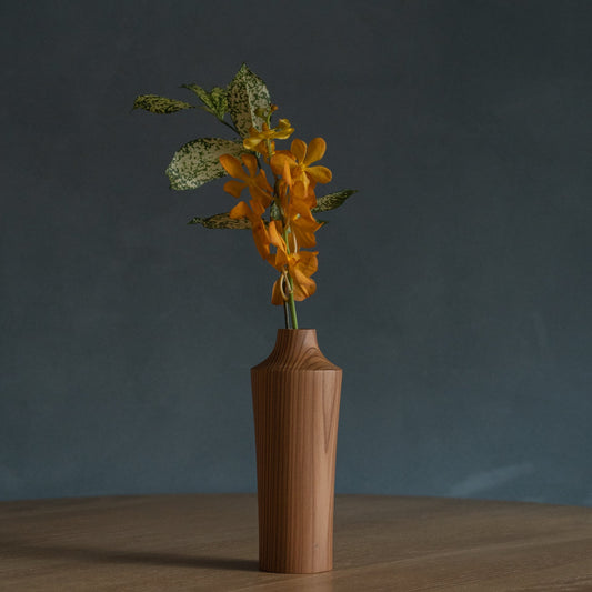 Japanse ceder Ikebana-vaas Natural Wood 02 in bruin, gestyled in een eetkamer, aanzicht van de eettafel.