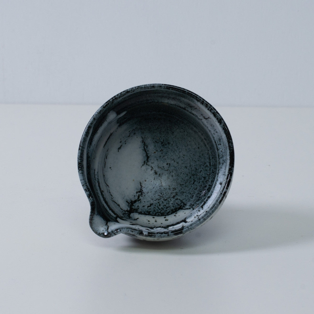 Innenansicht einer japanischen Matcha-Schale mit Ausguss, "Creative Cloud"-Keramik, mit weiß-schwarzer Farbverlaufglasur, Japan.