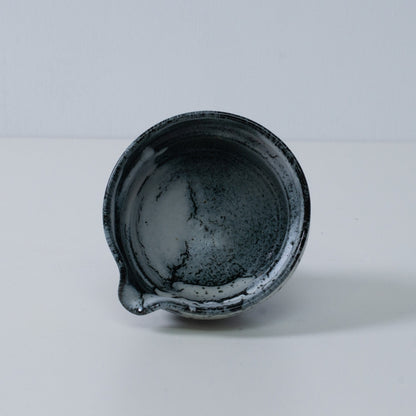 Innenansicht einer japanischen Matcha-Schale mit Ausguss, "Creative Cloud"-Keramik, mit weiß-schwarzer Farbverlaufglasur, Japan.