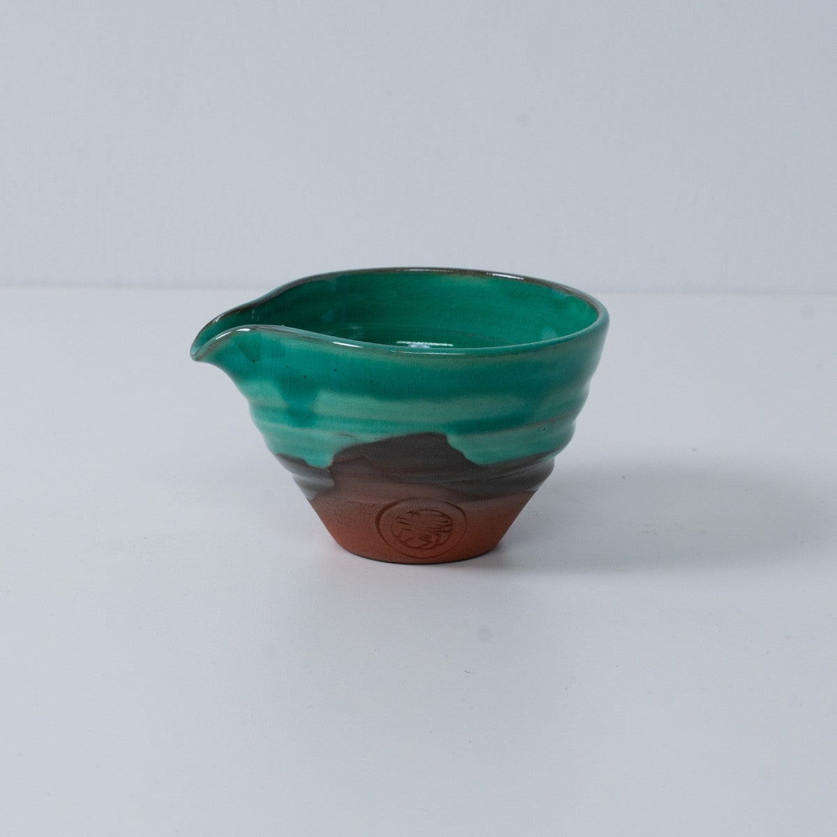 Japanische Matcha-Schale mit Ausguss „Smaragd“ aus Keramik, rote Tonerde mit eingraviertem Siegel des Kunsthandwerkers.