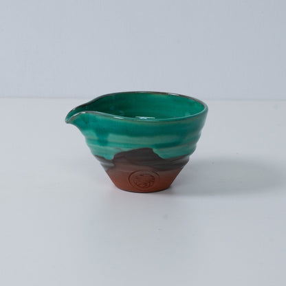 Japanische Matcha-Schale mit Ausguss „Smaragd“ aus Keramik, rote Tonerde mit eingraviertem Siegel des Kunsthandwerkers.