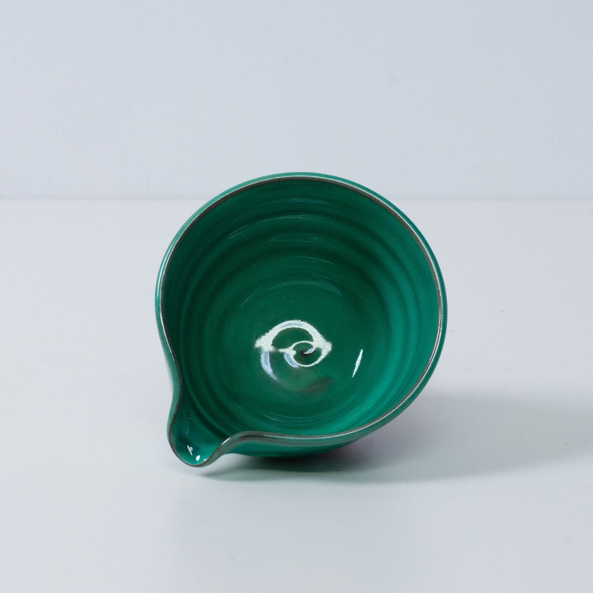 Innenansicht einer japanischen Matcha-Schale mit Ausguss „Smaragd“ Keramik, mit glänzender smaragdgrüner Glasur, hergestellt in Japan.