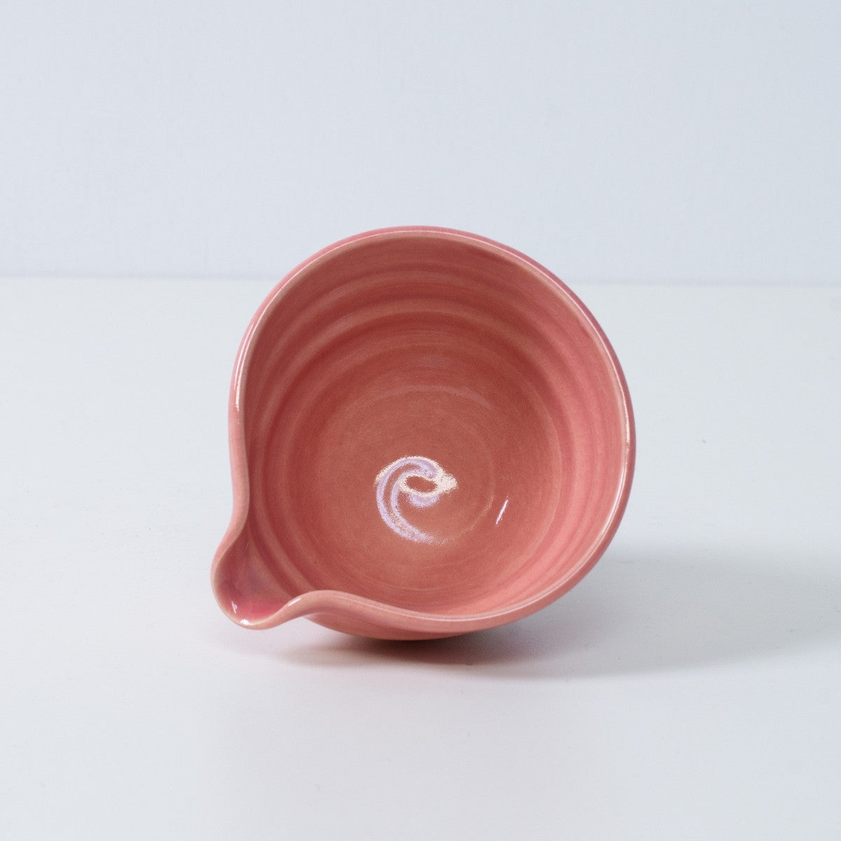Japanische Matcha-Schale mit Ausguss "Omuro Cherry" aus rosa Keramik aus Japan, mit eingraviertem Handwerkersiegel an der Seite.