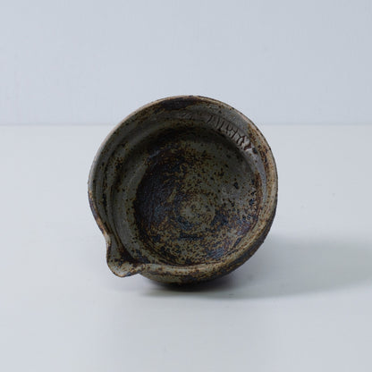 Innenansicht einer japanischen Matcha-Schale mit Ausguss, Sakigake-Keramik, die die rustikale braune und graue Glasurtextur zeigt, Japan.