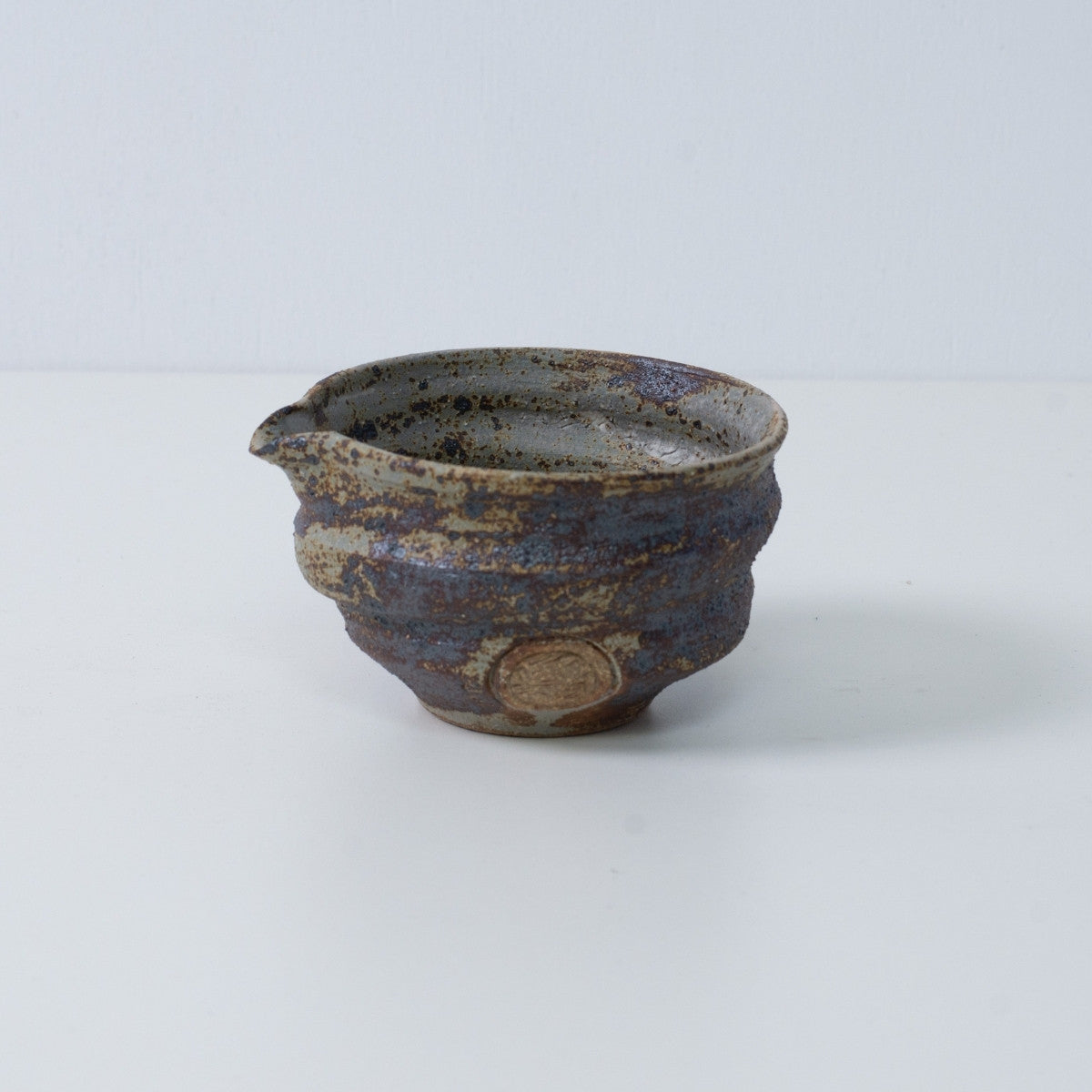Japanische Matcha-Schale mit Ausguss, Sakigake-Keramik aus Japan, mit rustikaler brauner Texturglasur und einem handwerklichen Siegel.