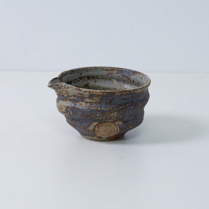 Japanische Matcha-Schale mit Ausguss, Sakigake-Keramik aus Japan, mit rustikaler brauner Texturglasur und einem handwerklichen Siegel.