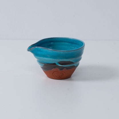 Japanische Matcha-Schale mit Ausguss "Soku Blue" aus türkisfarbener Keramik aus Japan, mit rotem Ton und einem eingravierten Siegel des Kunsthandwerkers.