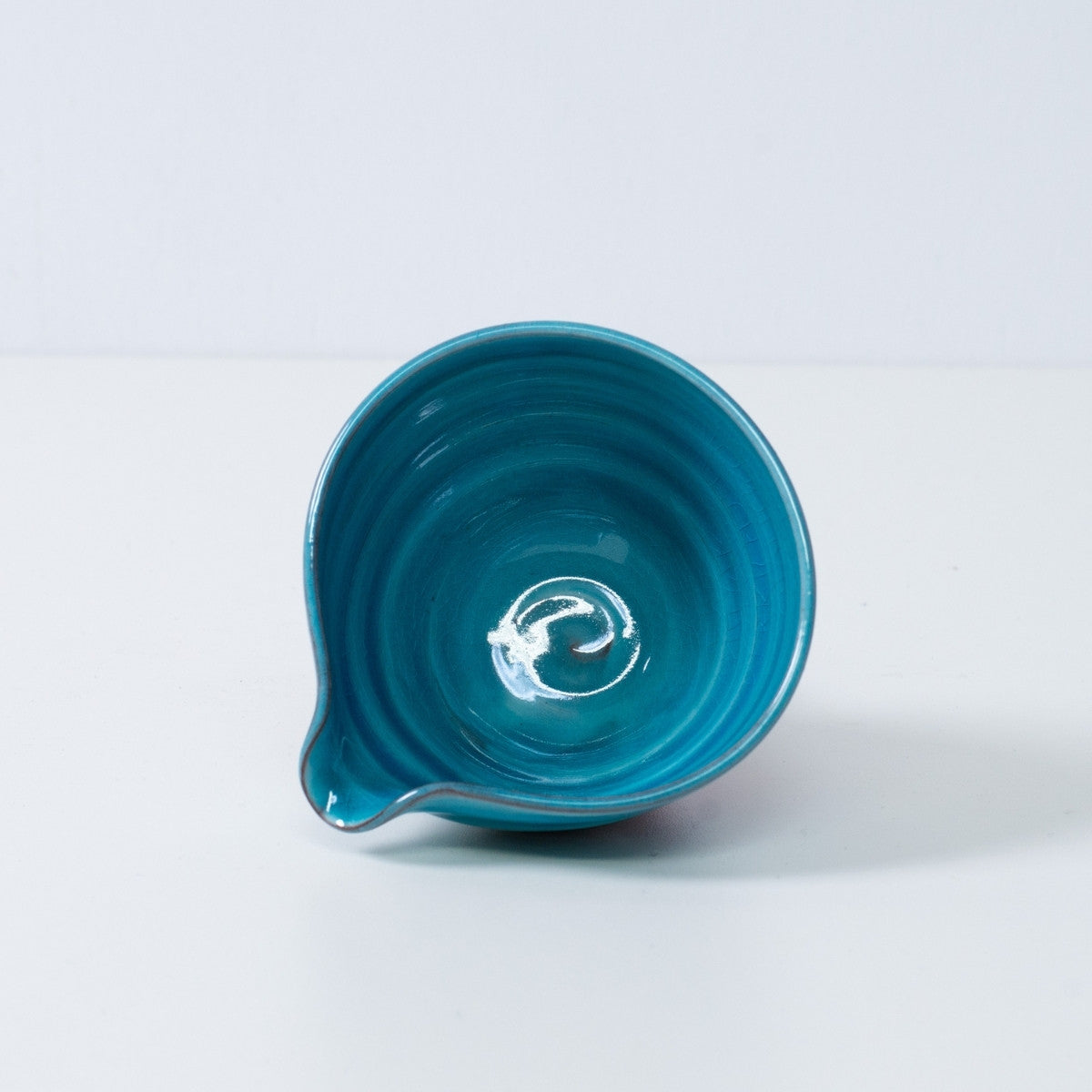 Innenansicht einer japanischen Matcha-Schale mit Ausguss "Soku Blue" Keramik, die die türkisfarbene Glasur mit Craquelé-Muster zeigt, Japan.