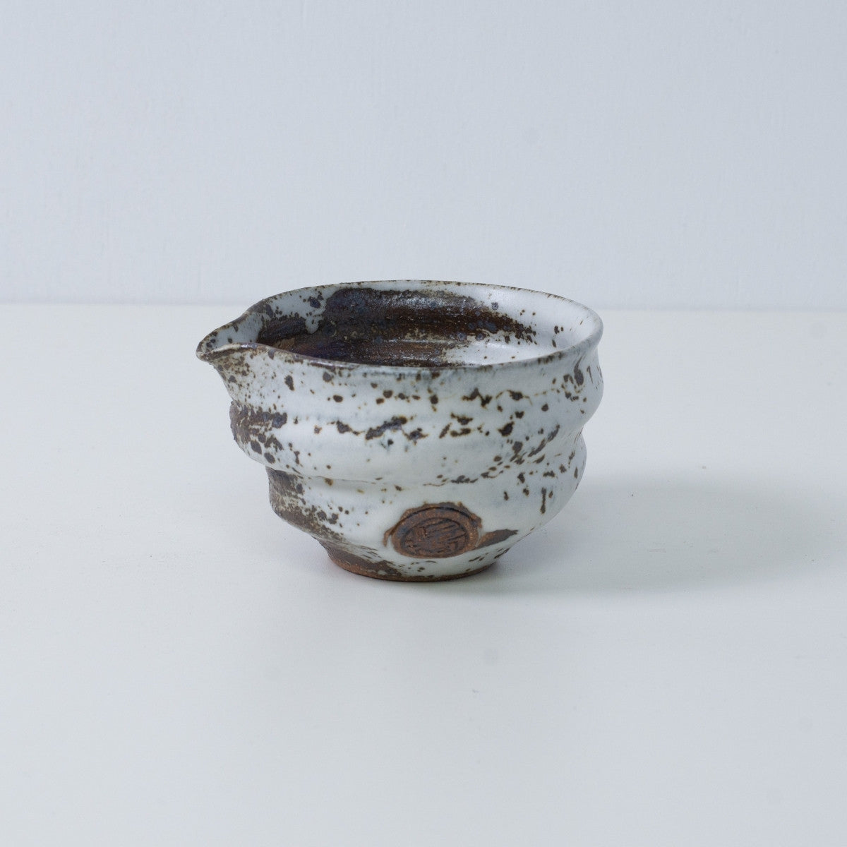Japanische Matcha-Schale mit Ausguss, "Zui"-Keramik aus Japan, mit ungleichmäßiger weißer Glasur und eingraviertem Handwerkersiegel.