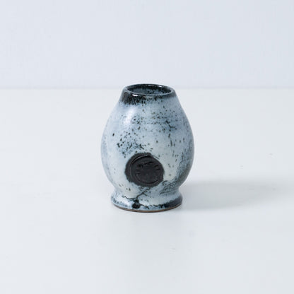 Standalone Japanese matcha whisk stand "Creative Cloud" pottery chasen stand, with a white and black gradient glaze and a seal.