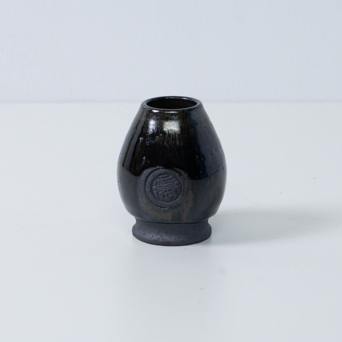 Standalone Japanese matcha whisk stand "Dignity Blue" pottery chasen stand, with a lustrous deep blue glaze and a seal.