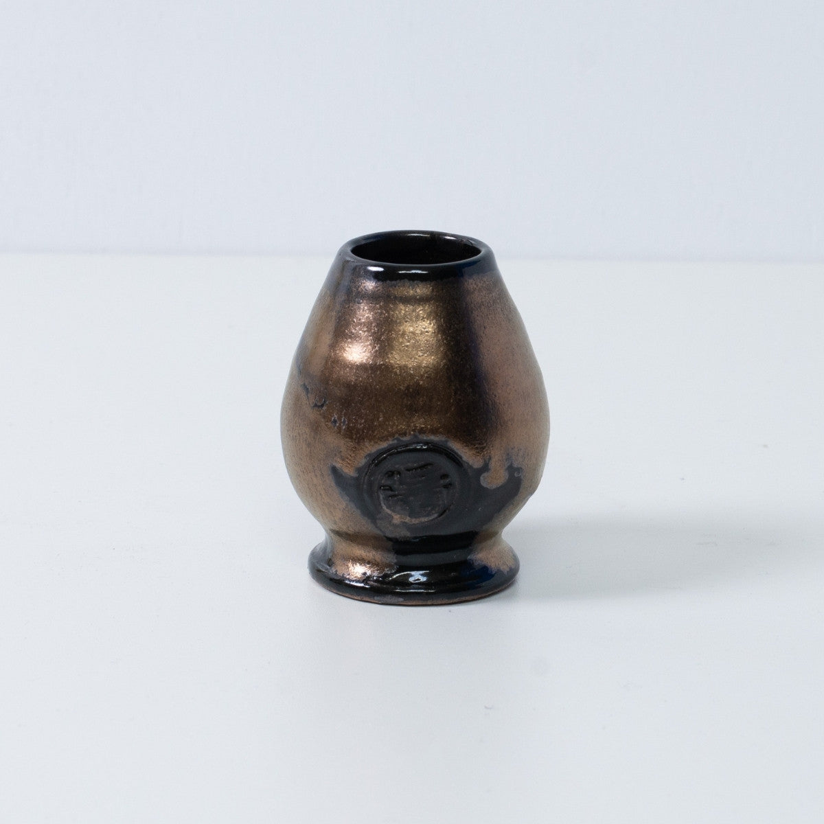 Standalone Japanese matcha whisk stand "Zen" pottery chasen stand, with a gold and black glaze and an artisan seal.