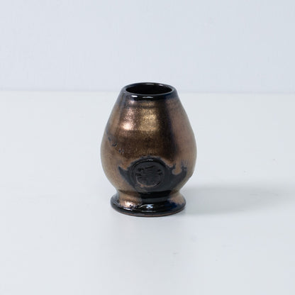 Standalone Japanese matcha whisk stand "Zen" pottery chasen stand, with a gold and black glaze and an artisan seal.