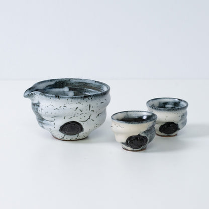 Weißes und schwarzes japanisches Sake-Set "Creative Cloud" aus Keramik mit Katakuchi-Sakekrug und zwei kleinen Sakebechern, hergestellt in Japan.
