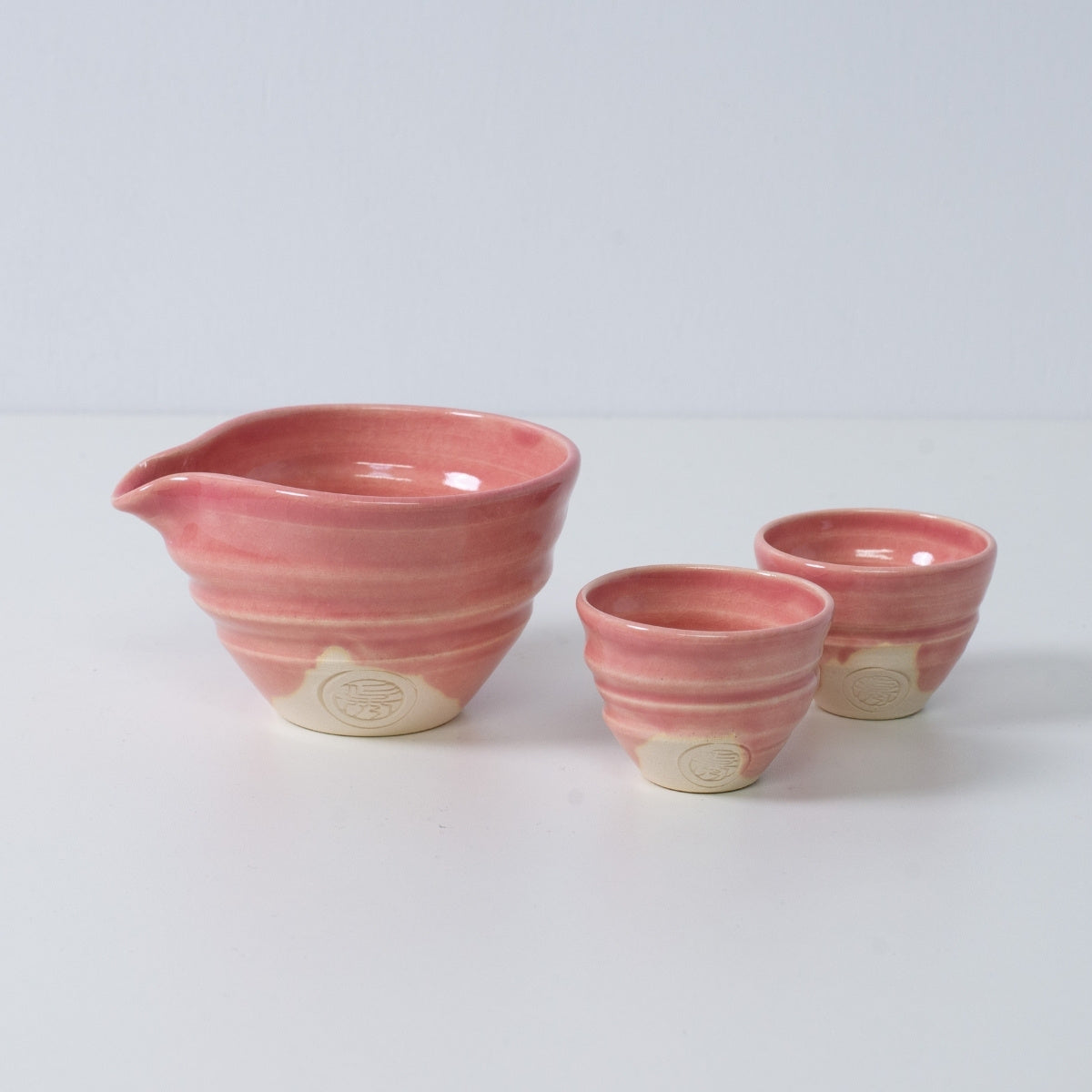 Pinkes japanisches Sake-Set "Omuro Cherry" aus Keramik mit einem Katakuchi-Sakekrug und zwei kleinen Sakebechern, hergestellt in Japan.