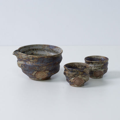 Rustikales braunes japanisches Sake-Set "Sakigake" aus Keramik mit einem Katakuchi-Sakekrug und zwei kleinen Sakebechern, hergestellt in Japan.