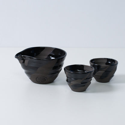 Japanisches Sake-Set "Sumi Black" aus Keramik mit Katakuchi-Sakekrug und zwei kleinen Sakebechern, hergestellt in Japan.