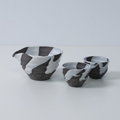 Japanisches Sake-Set „White Flow“ aus Keramik mit Katakuchi-Sakekrug und zwei kleinen Sakebechern, hergestellt in Japan.