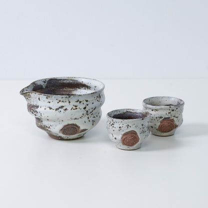 Braunes und weißes japanisches Sake-Set "Zui" aus Keramik mit einem Katakuchi-Sakekrug und zwei kleinen Sakebechern, hergestellt in Japan.