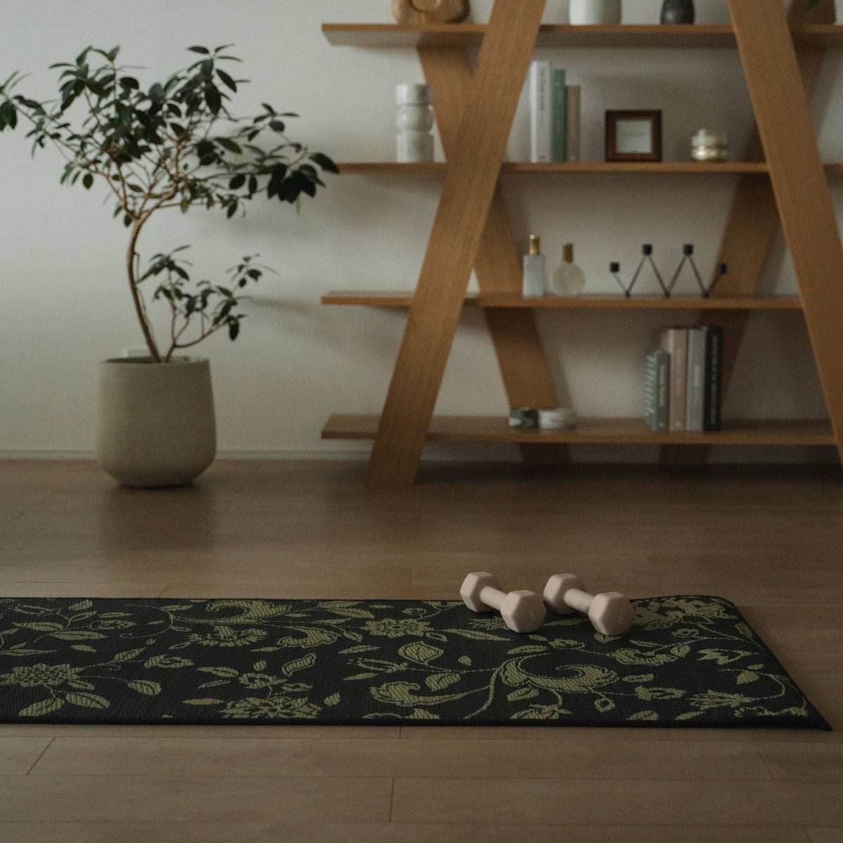 Japanse Tatami Yoga Matras "Sarasa" Navy met dumbbells op lichte houten vloer in een stijlvolle, bewuste woonruimte.