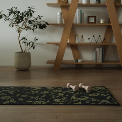 Japanse Tatami Yoga Matras "Sarasa" Navy met dumbbells op lichte houten vloer in een stijlvolle, bewuste woonruimte.