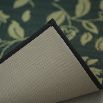 Een close-up hoek van een Japanse Tatami Yoga Matras "Sarasa" Navy, met de antislip TPE-achterkant en een nette rand.