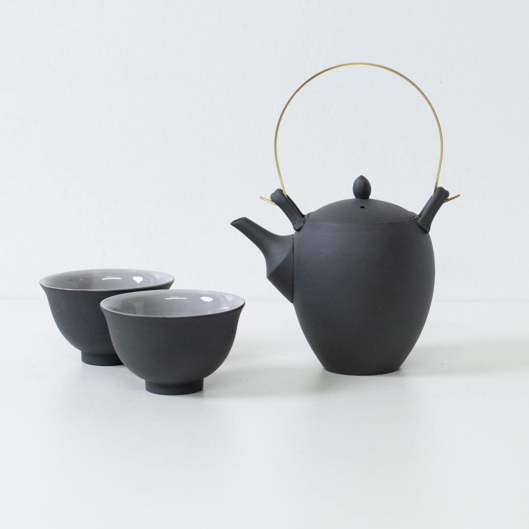 Donguri japanese tea set featuring an acorn shaped black kyusu and wide kumidashi chawan cups for hosting guests