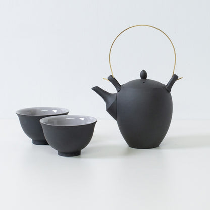 Donguri japanese tea set featuring an acorn shaped black kyusu and wide kumidashi chawan cups for hosting guests