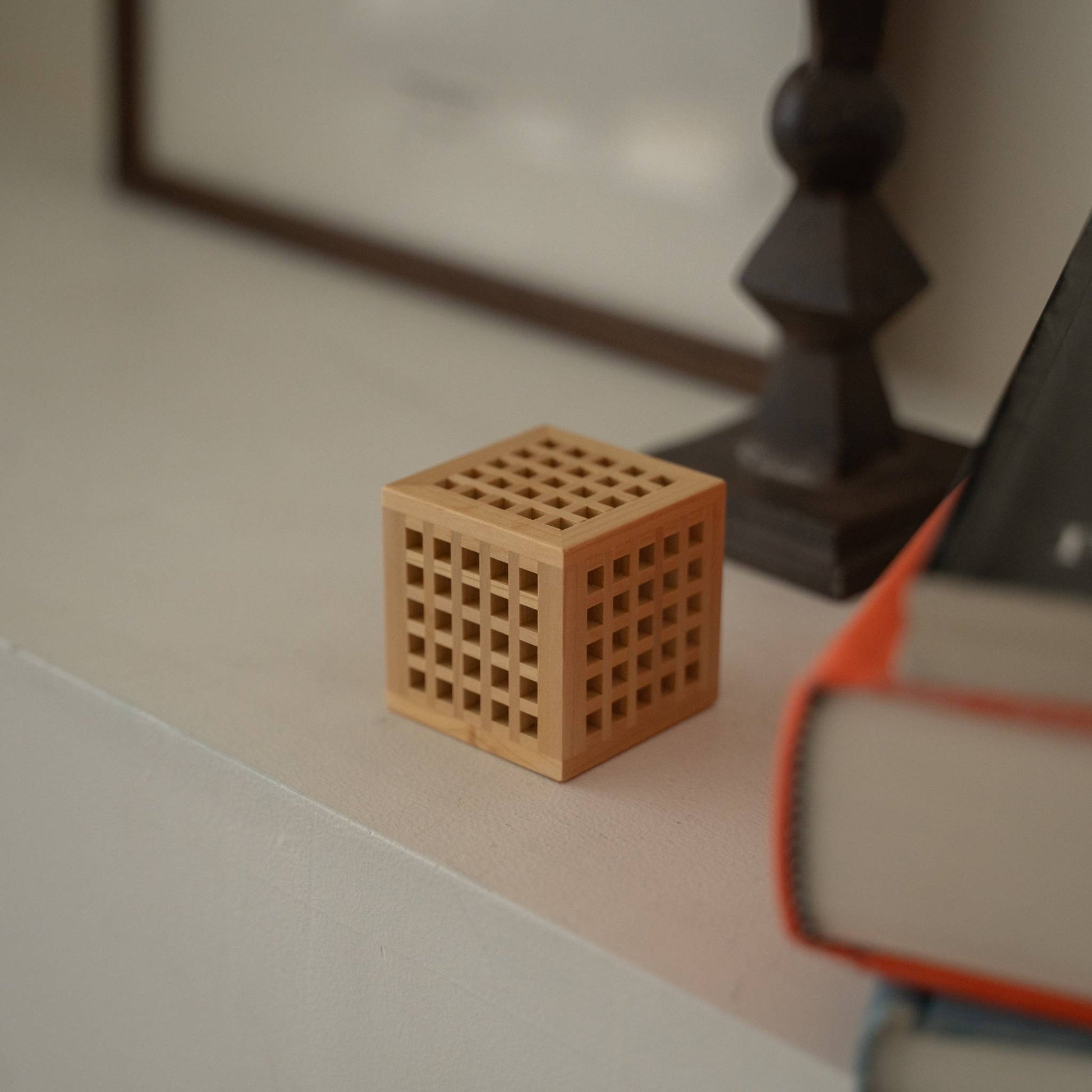 Lampe miniature japonaise en bois "Hotaru" posée sur une console blanche, servant de lampe d'appoint japonaise minimaliste pour une décoration Japandi.